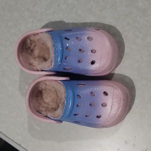 Pink and blue croc type shoes with fleece lined inside  Size 7‎ unknown brand